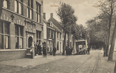 130176 Gezicht op de Herenstraat te Jutphaas met links het gemeentehuis (Herenstraat 9) en rechts een autobus naar ...